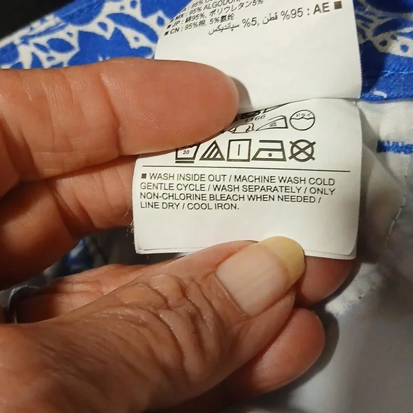 Old Navy Blue Floral Chino Bermuda Shorts - Women’s Size 2 Regular - Picture 12 of 12